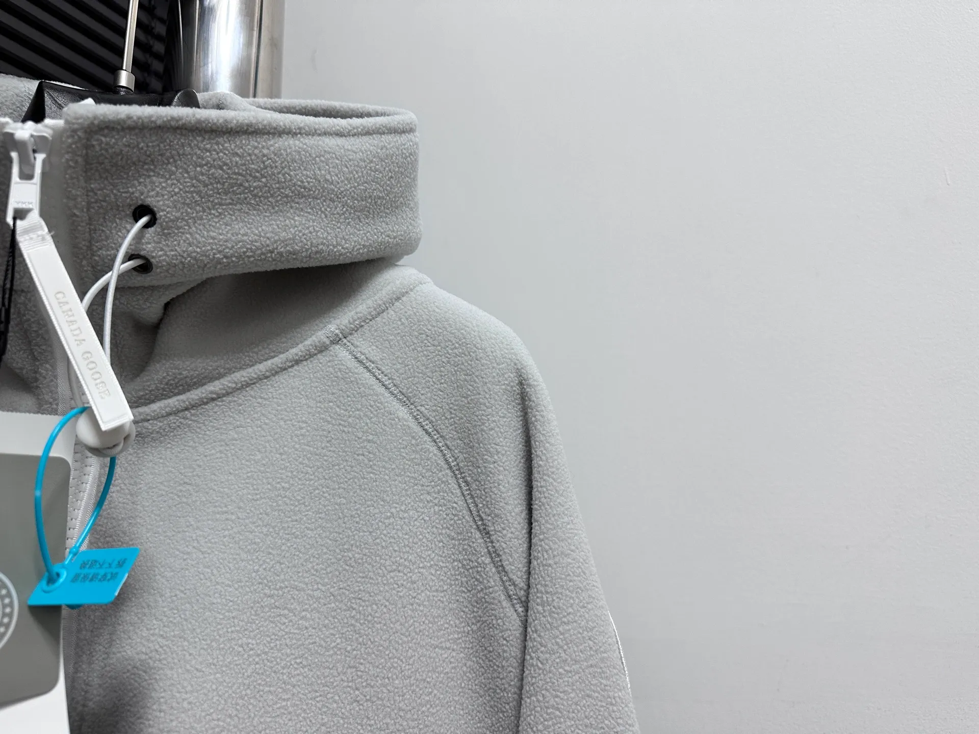 P600 [Canada Goose] Chilliwa 01 hooded wool fleece long-sleeved pilot #Canada Goose Chilliwa wool fleece pilot Canada goose Chilliwa Fce Bomber HUMANATURE, limited white label wool fleece. Light gray seems to be a color that is not available in every country. I like the white label. It is really high-end. Soft and comfortable, not heavy. Buyers who like it should hurry up😈 Size: S-XL